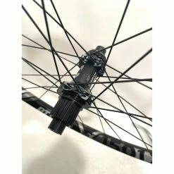 Dt-swiss DT Swiss HX 1501 Spline One 29 Hinterrad Boost Black Decal, Mod. 21, Centerlock 12x148mm 30mm Shimano 12-Fach UNVERPACKT -Pièces pour vélos Soldes dt swiss hx 1501 spline one 29 hinterrad boost black decal mod 21 centerlock 12x148mm 30mm shimano 12 fach unverpackt2